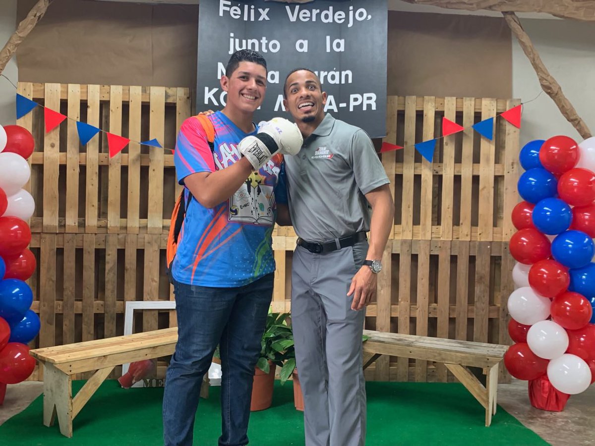 EDUCACIONPR's tweet photo. Nuestro campeón Félix "El diamante" Verdejo visitó la Escuela Nélida Meléndez Meléndez, en Orocovis, para hablar sobre la importancia de las pruebas #MetaPR. ¡Gracias por el apoyo! 💪🏻 🥊 📚 https://t.co/rpgDEtDgwL
