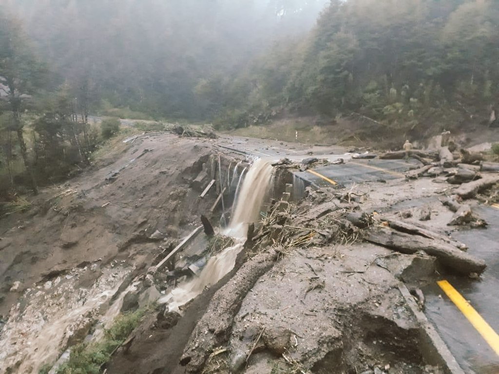 TTILosLagos's tweet photo. ⚠️🔴 ATENCIÓN #Osorno: Paso Cardenal Samoré #CERRADO para todo vehículo por deslizamiento de sedimentos y árboles en Ruta CH-215 km 107, ambos sentidos. 

Se recomienda a los automovilistas y pasajeros tomar las precauciones respectivas #PuertoMontt #Bariloche 🇨🇱🇦🇷🚗 https://t.co/u30zconxHu