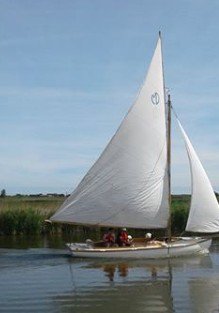 marthamboats's tweet photo. Half deckers are a great way to have a day on the Broads sailing! Ours take up to 6 people, so why not invite your family & friends?
#dayhire
#dayboat
#halfdeckers
#daysailing
#Broadssailing https://t.co/kcMVbzJsq2