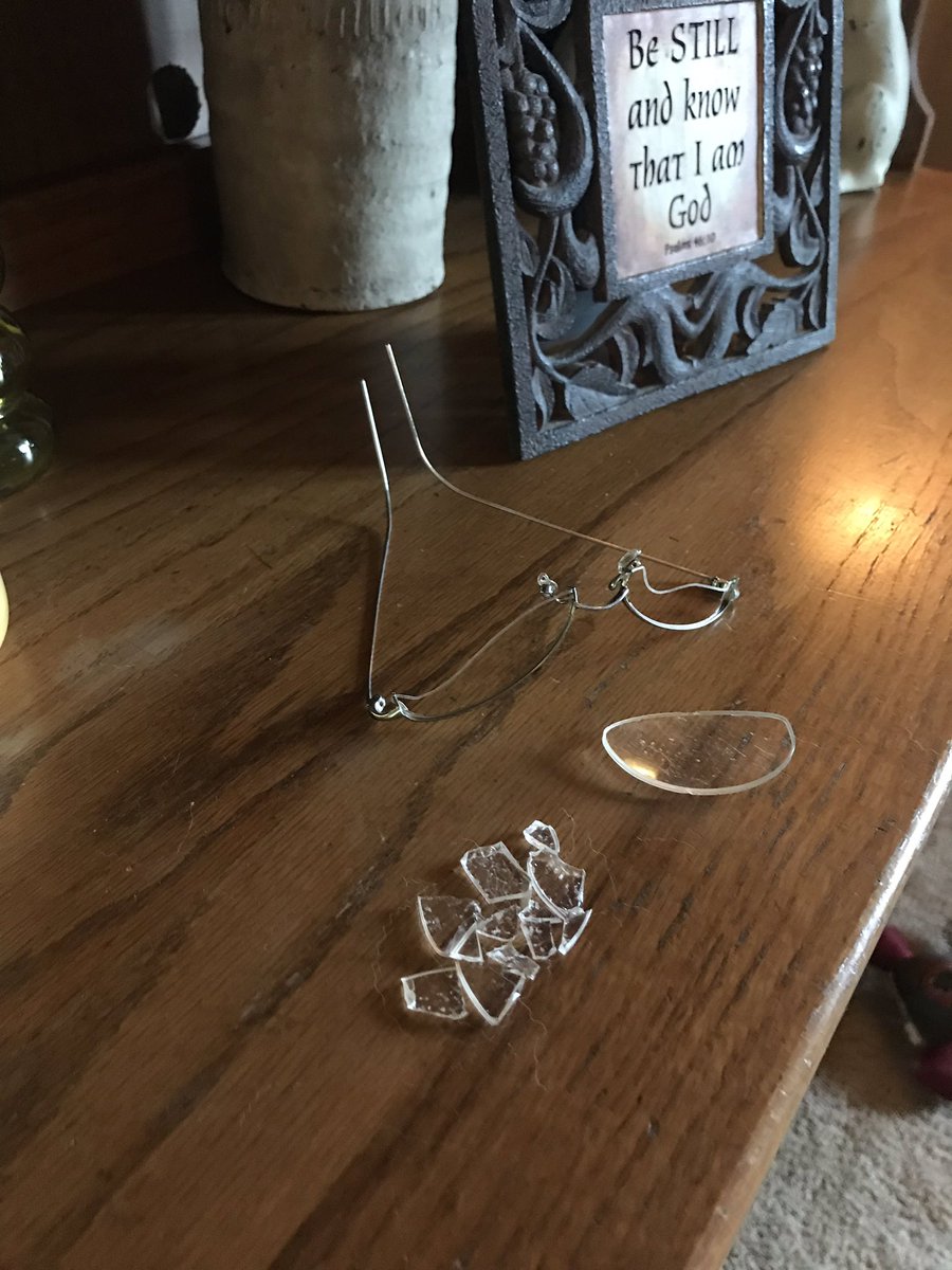 BethKruse2's tweet photo. Looks like I will be going to the optimist very soon!! Unsupervised puppies isn’t a smart thing 😮🤔🤦♀️ 👓 #puppies #Goldenretrievers #bostonterrier #ThursdayThoughts #WednesdayRegrets https://t.co/c9bW8F3kLW