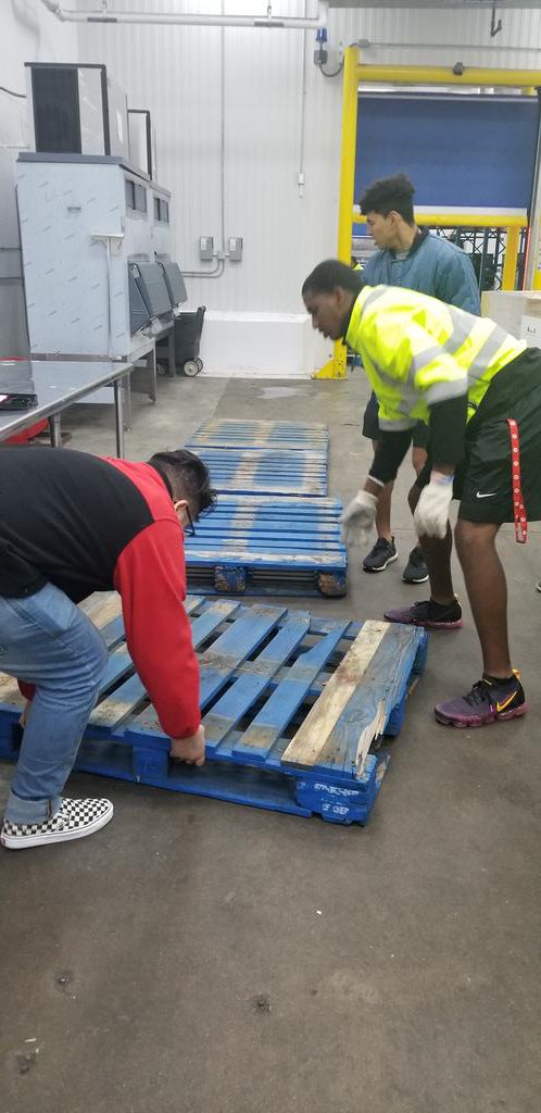 SpringCTE's tweet image. National Technical Honor Society
 volunteerng at the Houston Food Bank.
#Helpie #SpringIsdCTE