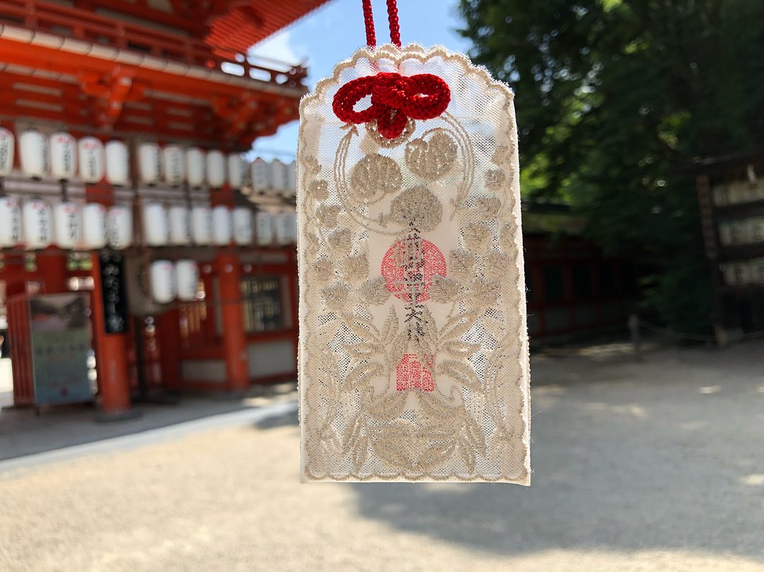 夜野 ふみ 明日 下鴨神社で流鏑馬が行われるのですが お馬さんも可愛いのですが レースのお守りも可愛いのです