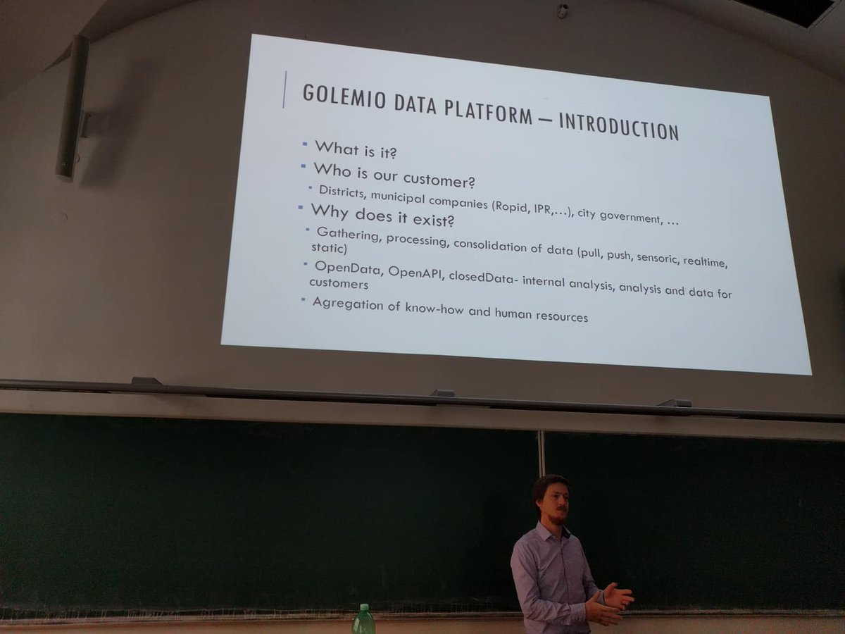 Golemio_data's tweet photo. Dnes prezentujeme magisterským studentům na Matematicko-Fyzikální Fakulta Uk architekturu datové platformy Golemio. Od funkčních požadavků na systém až po použitou infrastrukturu a technologie a jejich provázání. https://t.co/lZ0t2hNYjG
