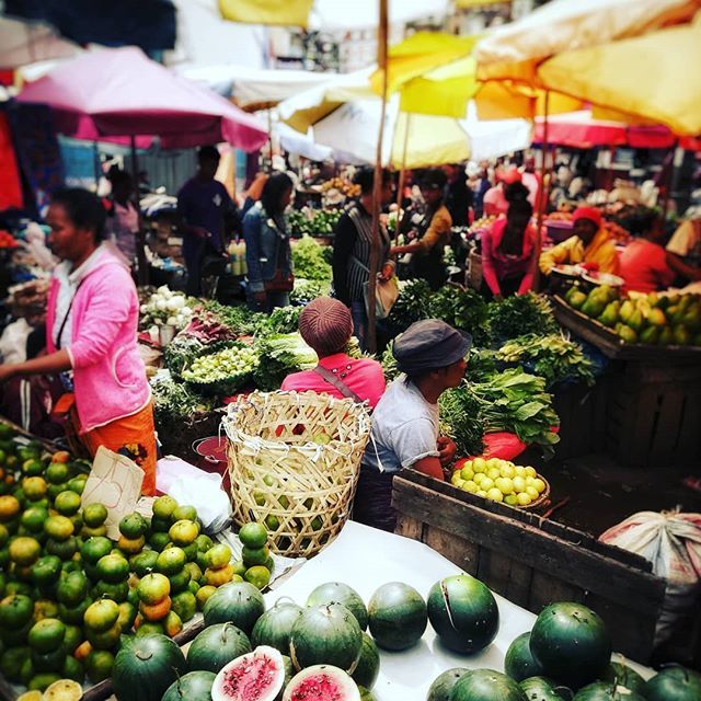 EnriqueBD1980's tweet photo. "People in markets find a way of getting down to essentials of I have, you want; you have, I want" Audrey Lorde (Sister Outsider: Essays and speeches)
#quotes #marketplace #tsena #zoma #tana #madagasikara #feminism #marché #mercado #people https://t.co/1ZM2Hd3IpG https://t.co/s9127EzUoX