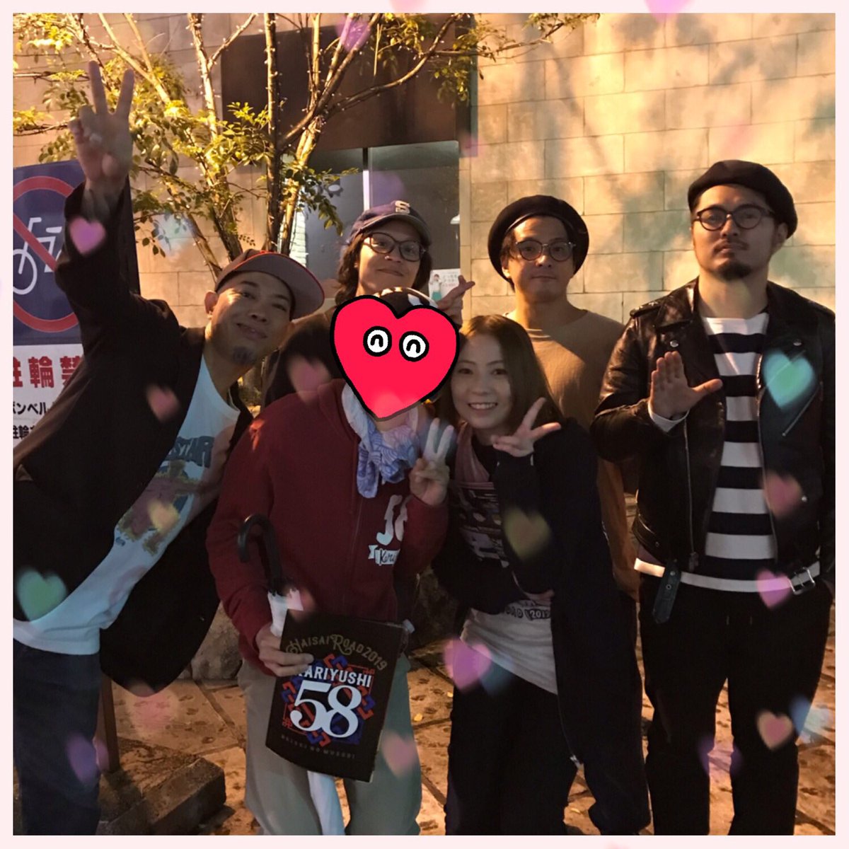 525nobu58's tweet photo. 5/1！令和初日！！
待ちに待ったかりゆし58ライブ！！
ライブ終わって初めて出待ちして念願の写真撮ってもらえたぁ！｡ﾟ(ﾟ´ω`ﾟ)ﾟ｡嬉しすぎた💦めちゃくちゃ幸せ❤️

本当にバタバタだったけど、仕事も新生活もかりゆし聴いて毎日頑張って行こう！かりゆし58の皆さん本当にありがとうございました！ https://t.co/4eGnGyW41D