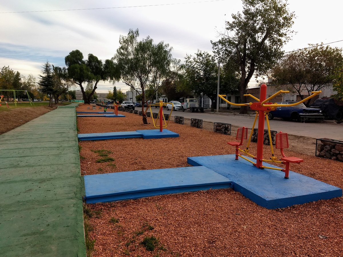 DiegoCoronelMDZ's tweet photo. Desde temprano se comenzó con la demarcación vial del Paseo de los Poetas en el B. Flor de Cuyo; uno de los últimos detalles para quedar finalizado!! #EspaciosPúblicosGC #BuenJueves https://t.co/SHyX6qBv2N