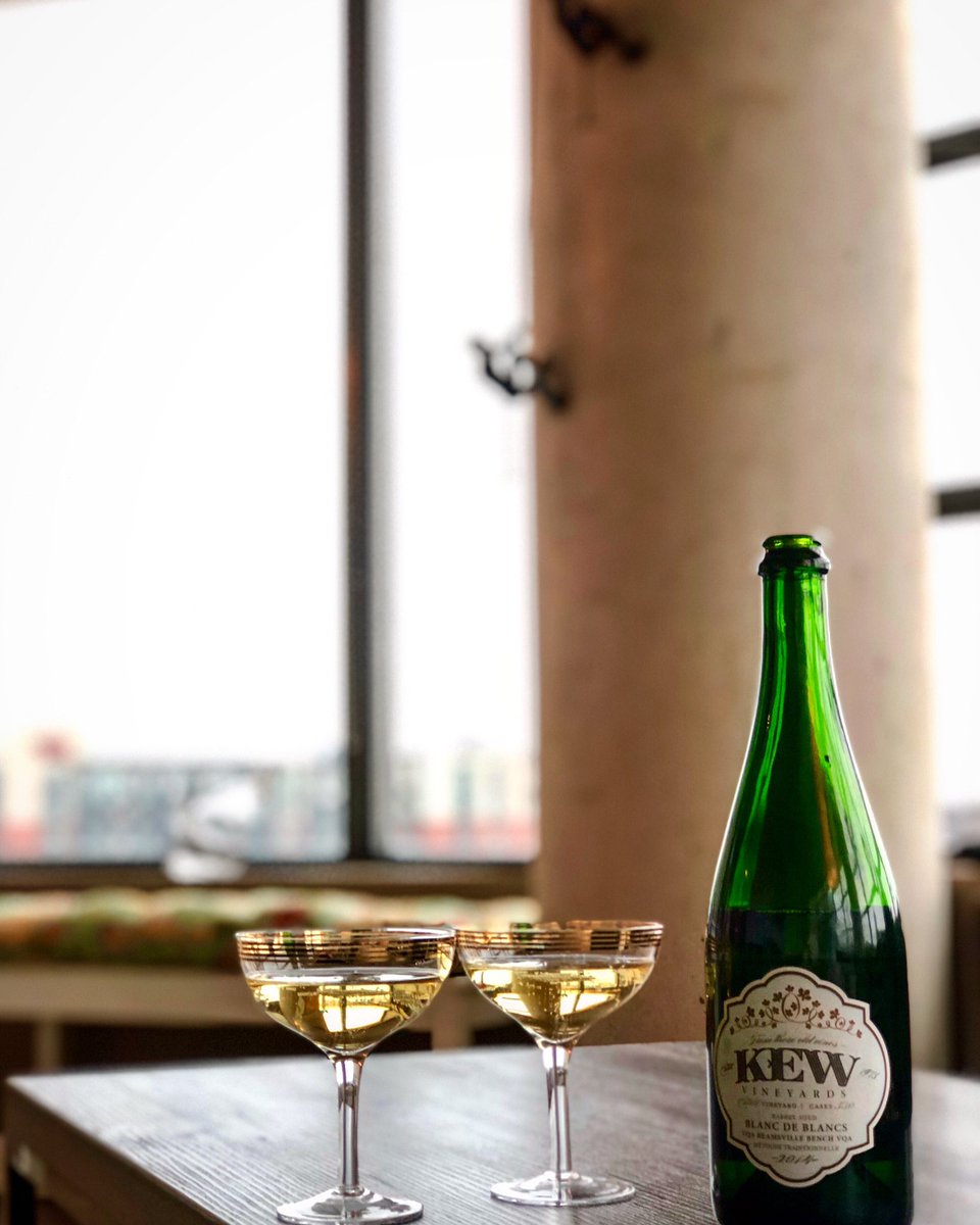 Throwing it waaaay back to yesterday’s #winewednesday post on the blog - tasting <a href="/kewvineyards/">Kew Vineyards</a> 2014 Barrel Aged Blanc de Blancs. Beautifully toasty aromas, crisp green apple 🍏 and just a hint of lime. Delicious! Cheers to May 🥂
bit.ly/2vyNEoQ