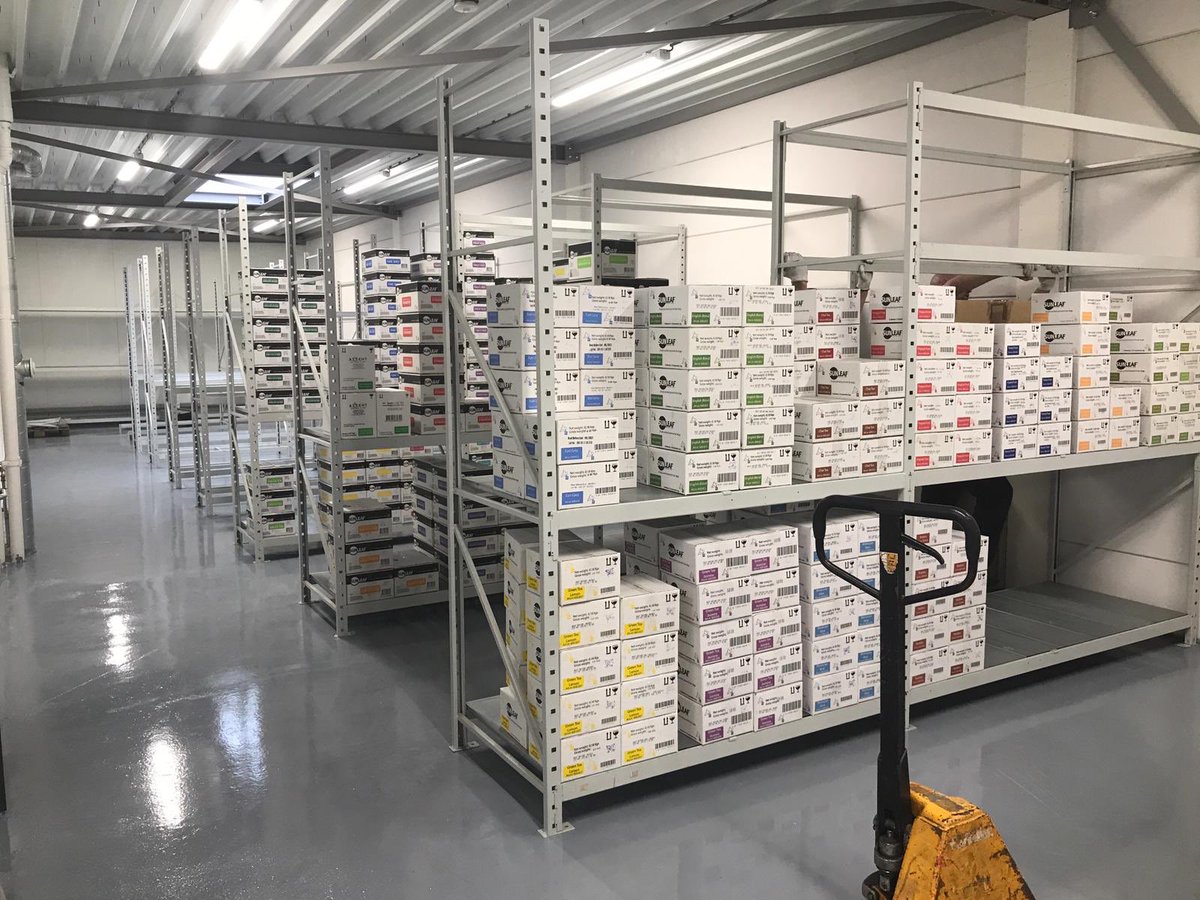 Voorrraad verhuizen naar nieuwe stellingen. Goede #thee verdient een goede plek @Coffee2people 👍🏼