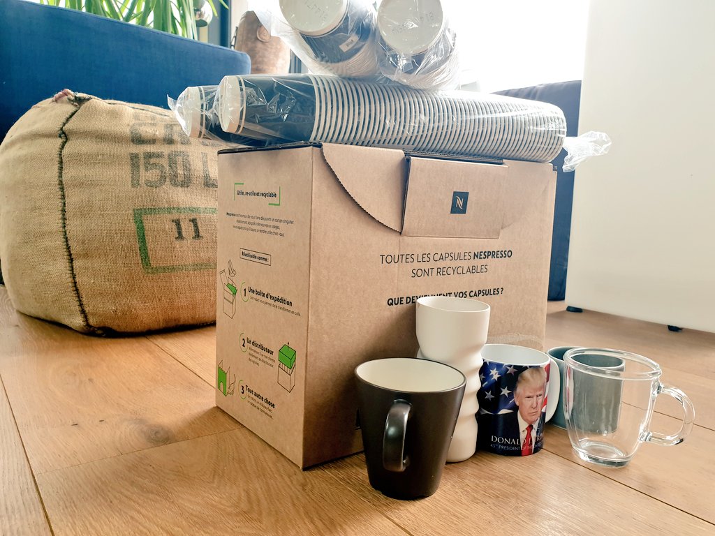 Dis@NespressoFR, tu ne vois pas une toute petite incohérence entre ta pub pour le #recyclage des capsules et les 220 gobelets jetables offerts sans que j'aie rien demandé et sans pouvoir les refuser? #foutage #noplanetb #greenwashing #onmarchesurlatete #zerowaste #jetequitte