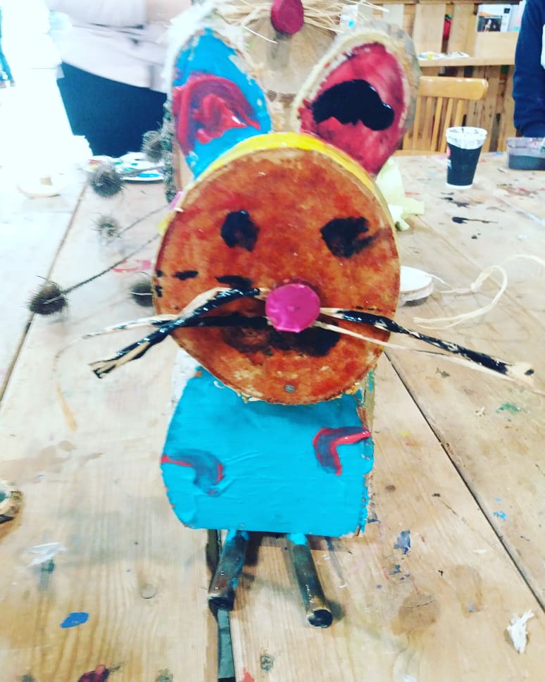 Wat een fantastische knutselwerken van hout door de kinderen van de natuur BSO! Wil je je eigen knutselwerk van natuurhout komen maken? Kom dan aanstaande zondag naar de boerderij. #knutselenvoormoederdag.