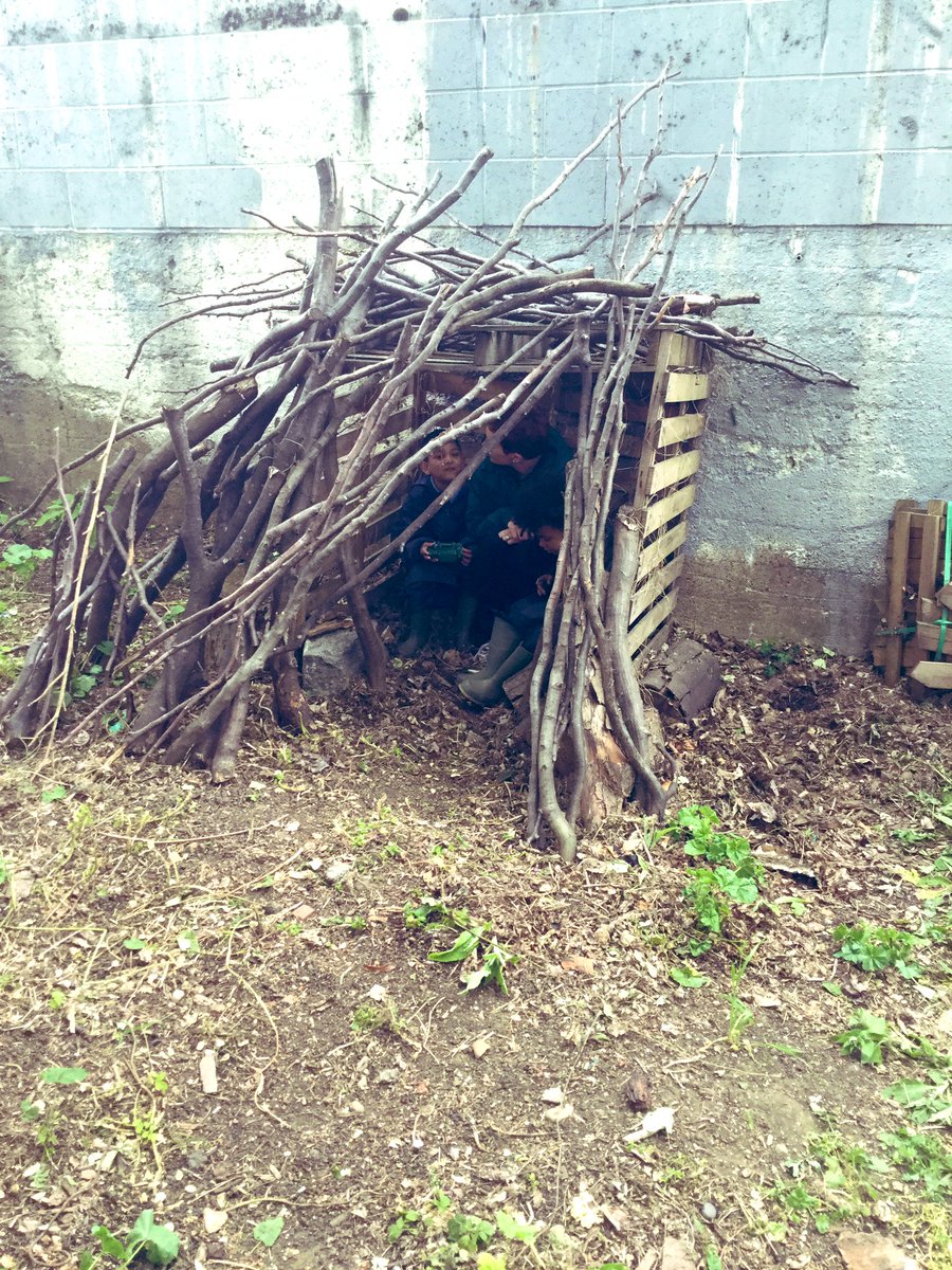 ThomasBuxtonEY's tweet photo. Great session out at Forest School today. We loved bug hunting, den building and whittling. #eyfs #forestschool #childinitiated https://t.co/OkufurrSFM