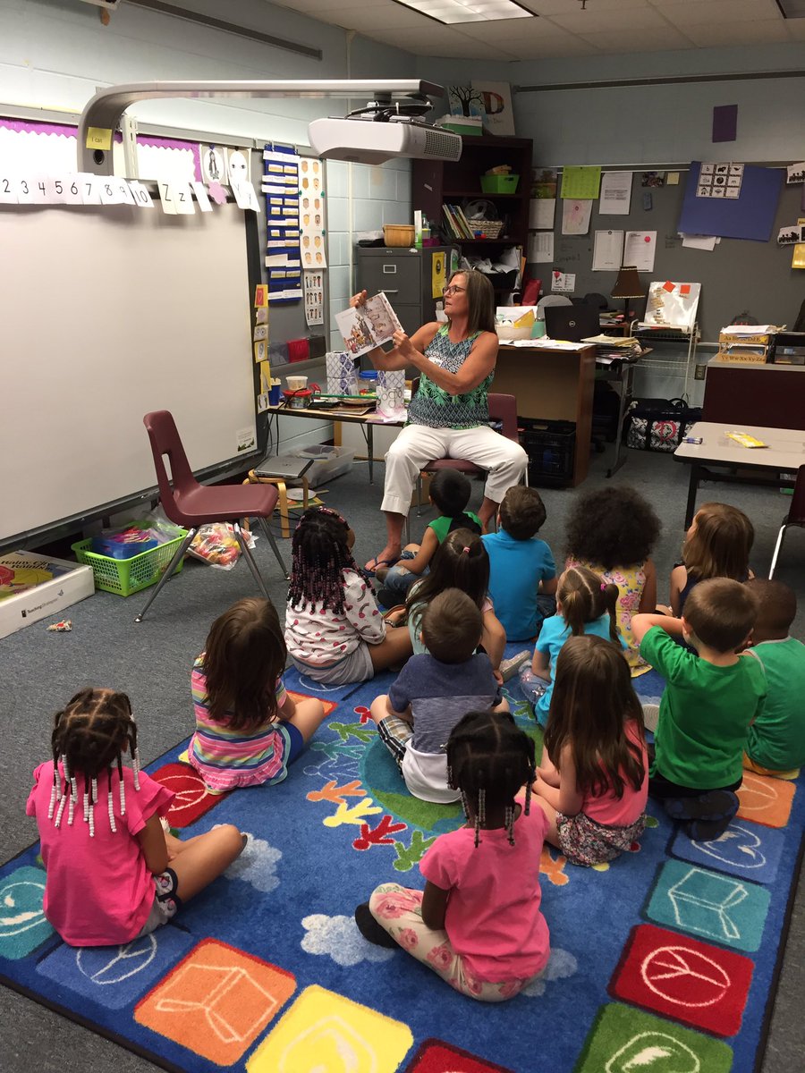 vldavis2017's tweet photo. Mrs Liz came to read to us today! #iamcucps #ccesdukes https://t.co/YAZr5z4175