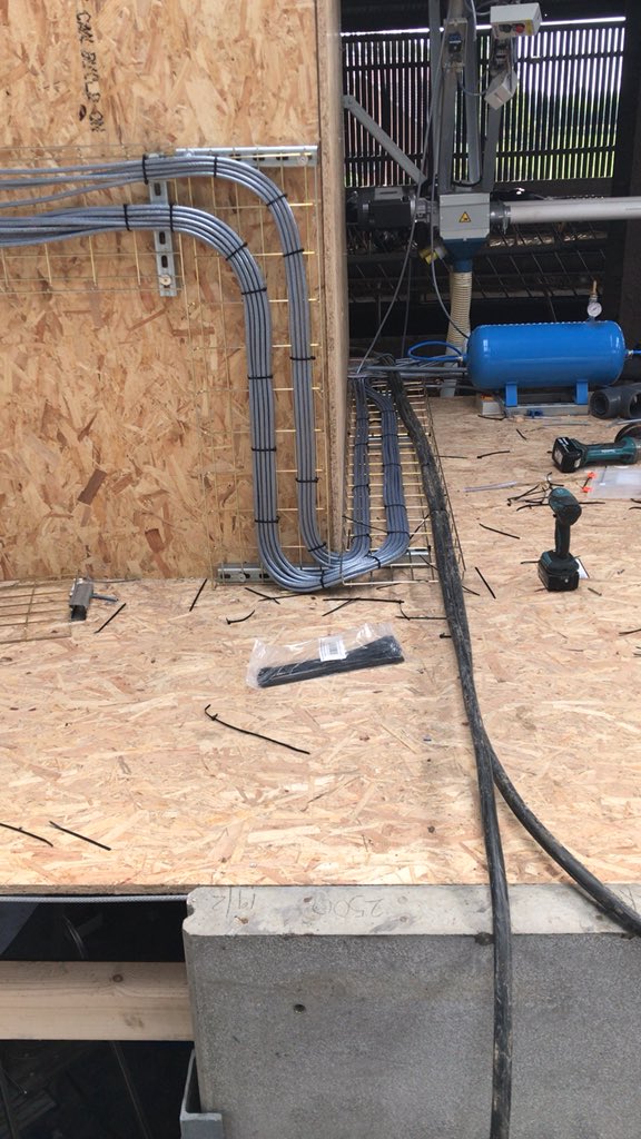 jamesholdingeng's tweet image. It’s definitely coming along nicely good work lads, looking forward to the near future 🤗 More and more Robots getting ready to be installed #M2erlin #FarmLife #ThursdayThoughts