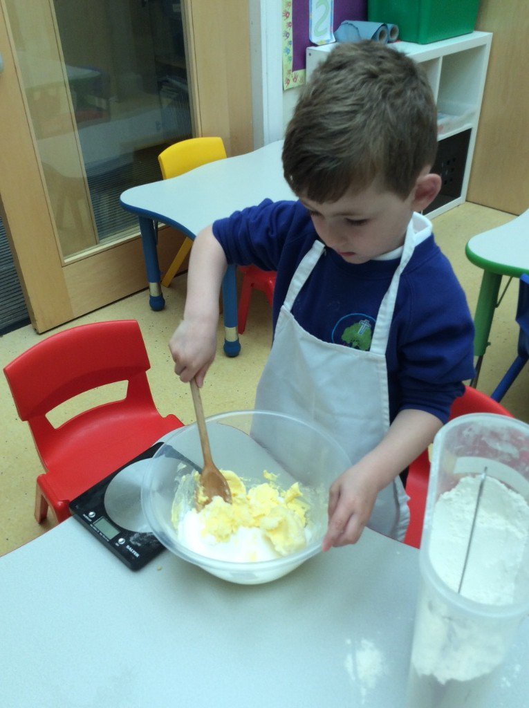 battyefordEY's tweet photo. 🐽🐷Our pig buns looked almost too cute to eat!
Careful weighing, egg cracking, mixing and decorating buns in Nursery! 🐷🐽@Battyeford https://t.co/49U5FCJaLn