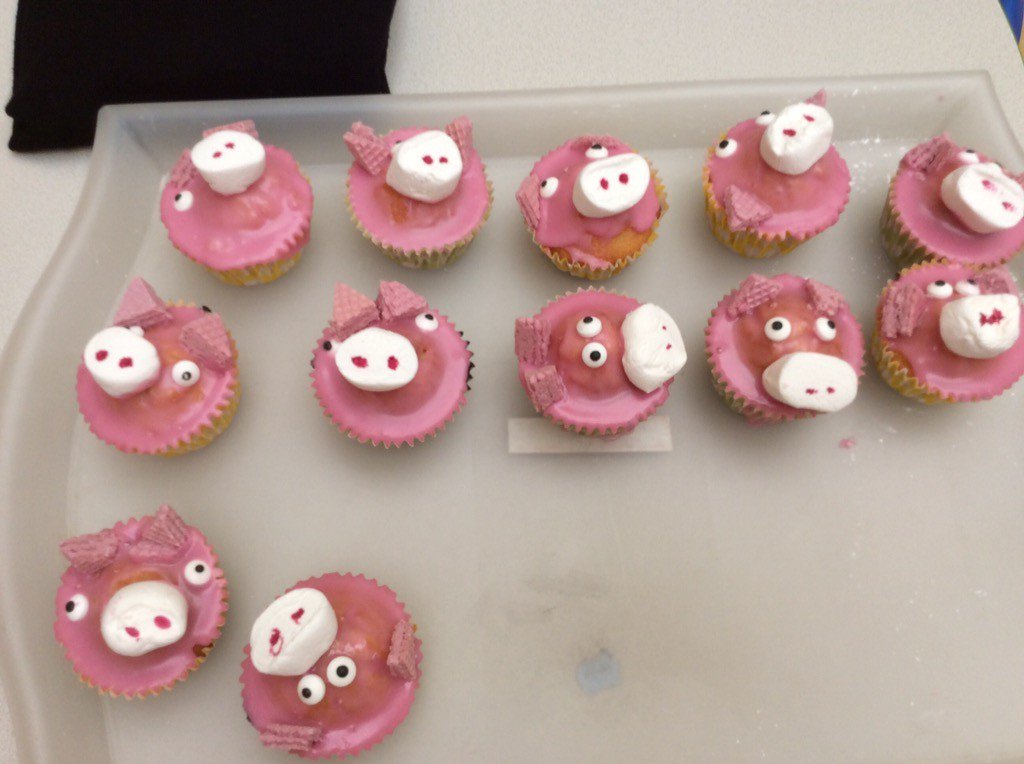 battyefordEY's tweet photo. 🐽🐷Our pig buns looked almost too cute to eat!
Careful weighing, egg cracking, mixing and decorating buns in Nursery! 🐷🐽@Battyeford https://t.co/49U5FCJaLn