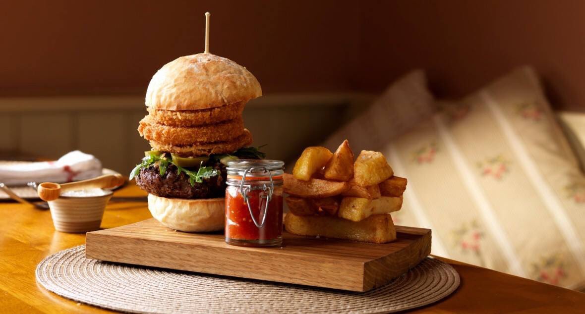 Dine out for £10!!
Enjoy a burger and pint for only £10 tonight!  #ThursdayMotivation #eatout #localpub #granborough #thecrown #winslow #buckingham #Buckinghamshire