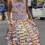 【ベネズエラ紙幣】紙幣でドレスを作る!紙幣としての価値が全くない