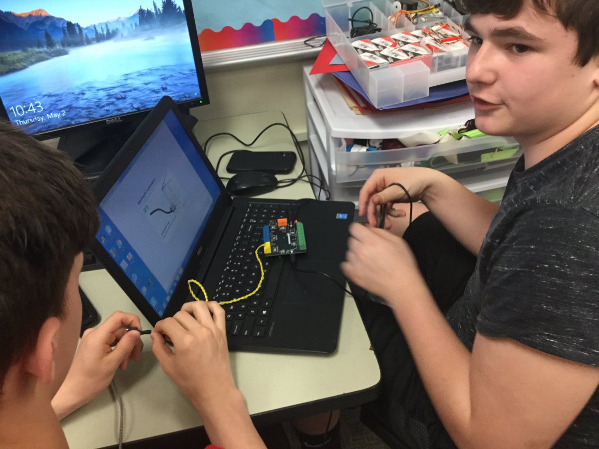 MrsKellyKearns's tweet photo. It’s getting super creative (and messy) in here!!! 🎨 📦 🤖 #makingrobots @EFWarriors https://t.co/y4dmfQQJfP