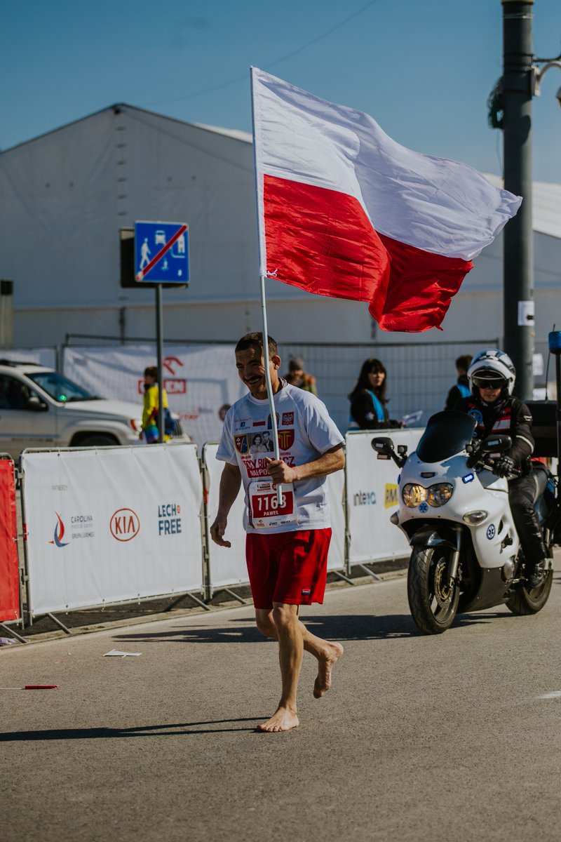 orlenmarathon's tweet photo. Dzień Flagi Rzeczypospolitej Polskiej! Nasi biegacze także pamiętają! https://t.co/Sy6tHdrZyW