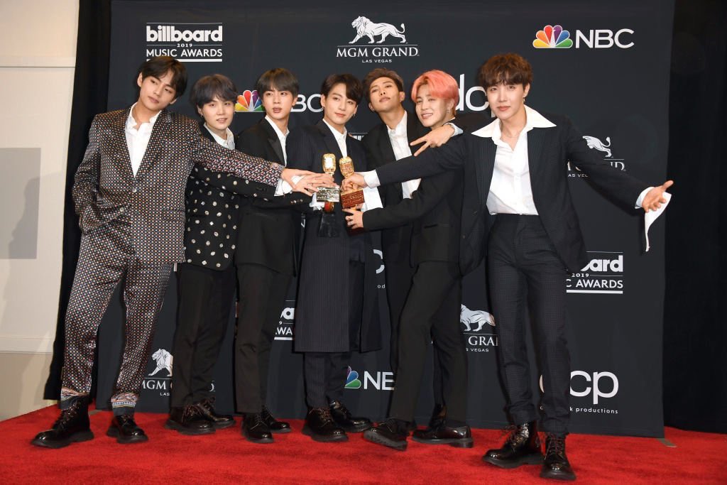 BtsJb_ellen's tweet photo. Eu não sei nem o que falar direito. Estou tão feliz mais tão feliz por eles. É um orgulho tão grande deles que não cabe no meu coração. São muito merecedores de tudo isso e muito mais. Eles fizeram história mais uma vez! 💜💜💜
#TopDuoGroup_Winner #3yearsStraight_TopSocialArtist https://t.co/3Ou2ttduYP