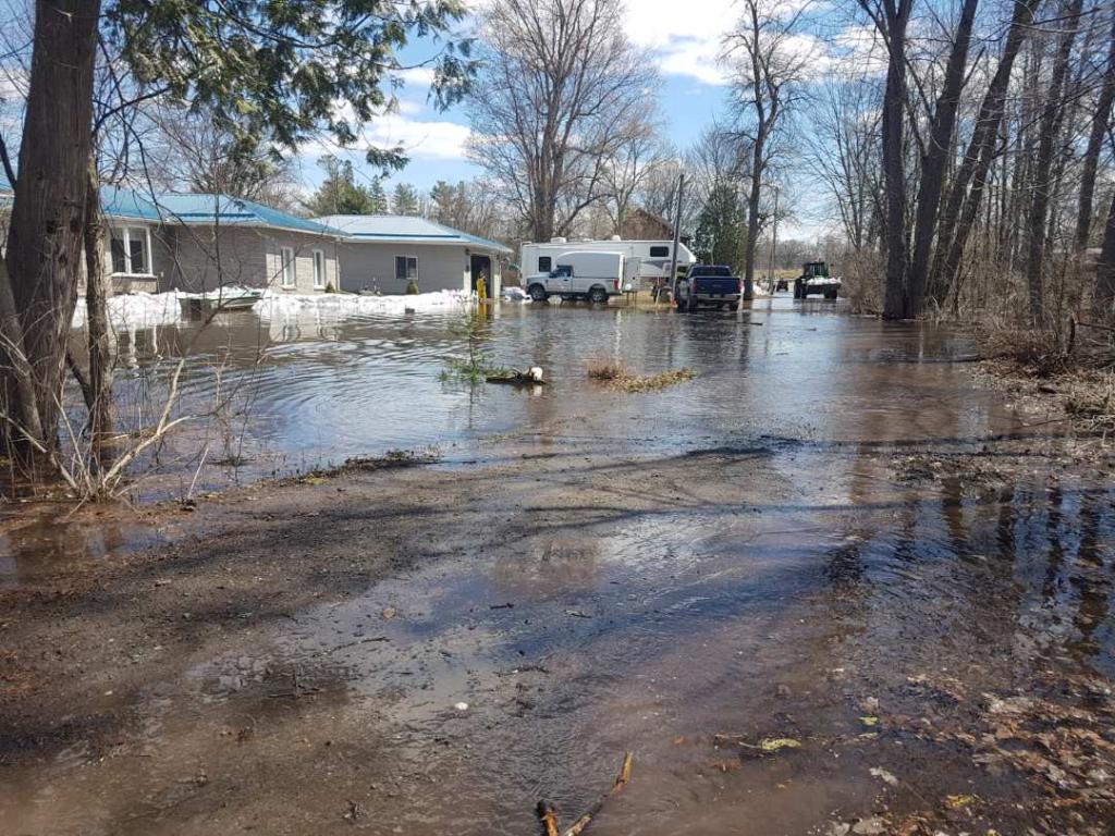 chubbfs's tweet photo. Chubb Canada employees from Ottawa branch helped sandbag homes affected by flooding on the Ottawa River. Homes of colleagues @chubb_edwards @chubbfs @SenstarCorp were hard hit by the flooding and Chubb volunteers wanted to lend their support. https://t.co/02Aq3k437a https://t.co/izPfHC8PkM