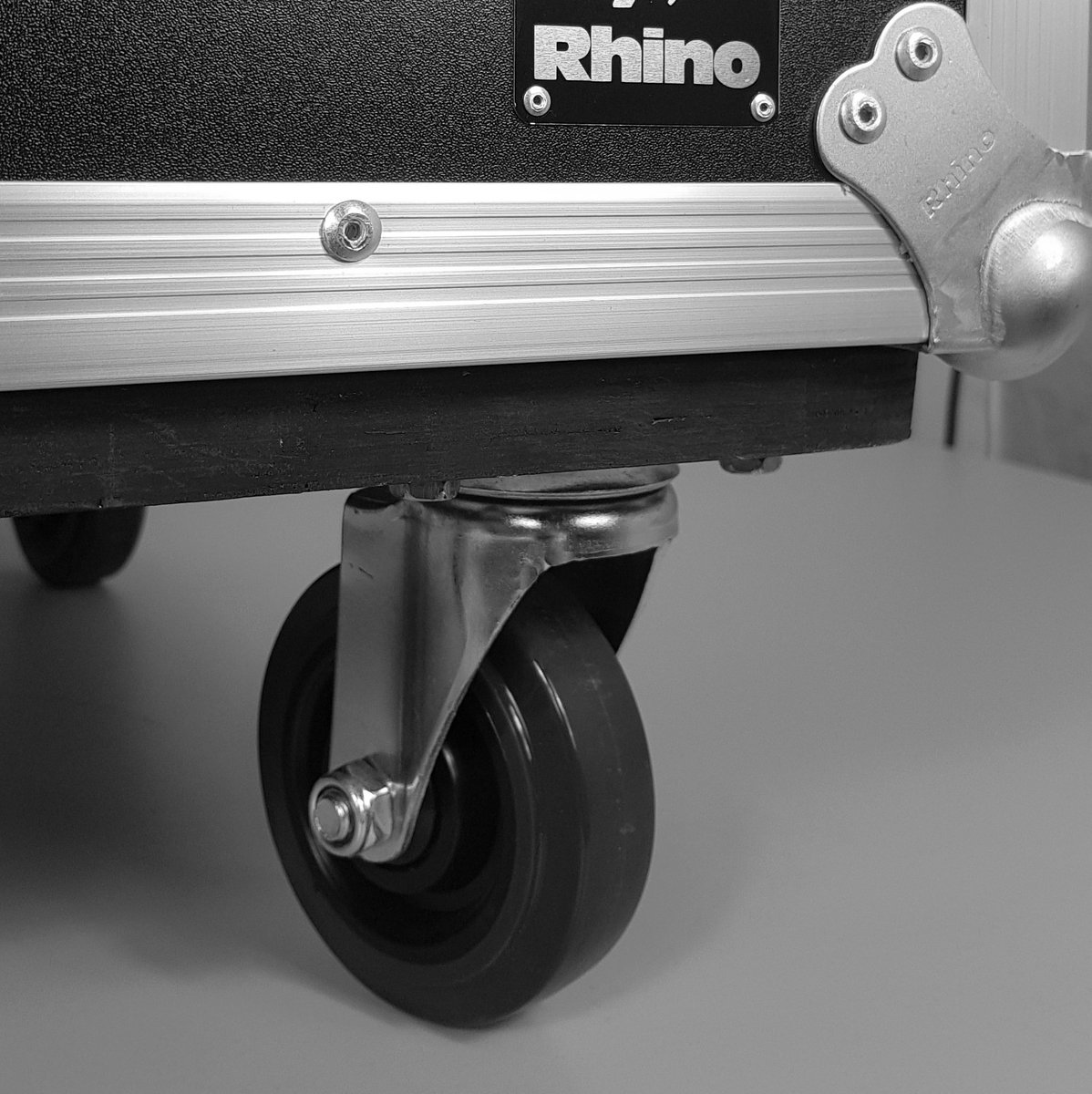 RhinoFlightcase's tweet photo. Small Roll Cab (J30700)- equipped with braked casters,  two handles on each side, and butterfly catches! Awesome trunk to keep your goods safe. 

Call us on 01604664571 or email sales@impact-products.co.uk for more info. https://t.co/MU3DOR10N3