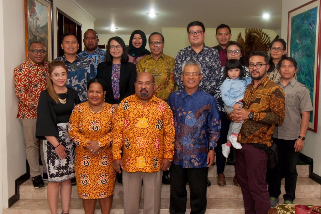 Indonesian Embassy Bogota (@indonesiaincol) on Twitter photo Duta Besar RI Bogota beserta staf @KBRIBogota menerima kunjungan Gubernur Papua <a href="/LukasEnembe/">Lukas Enembe</a> di Wisma Indonesia, Bogota, 1 Mei 2019. Gubernur Papua berkunjung ke Kolombia dalam rangka menghadiri <a href="/GCFTaskForce/">GCF Task Force</a> Annual Meeting di kota Florencia, Prov. Caqueta. Duta Besar RI Bogota beserta staf @KBRIBogota menerima kunjungan Gubernur Papua <a href="/LukasEnembe/">Lukas Enembe</a> di Wisma Indonesia, Bogota, 1 Mei 2019. Gubernur Papua berkunjung ke Kolombia dalam rangka menghadiri <a href="/GCFTaskForce/">GCF Task Force</a> Annual Meeting di kota Florencia, Prov. Caqueta.