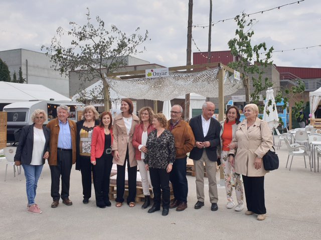 DiputacioGirona's tweet photo. 👚👖👠Comença una nova edició del @ShoppOutGirona. La vicepresidenta @mangelsplanas participa en la presentació d'aquest "market" de moda a #Girona amb caràcter social que destina un percentatge de les compres a projectes del @grupFRN 🛍 https://t.co/SGBgSHa5cO https://t.co/VC2Kg824RG
