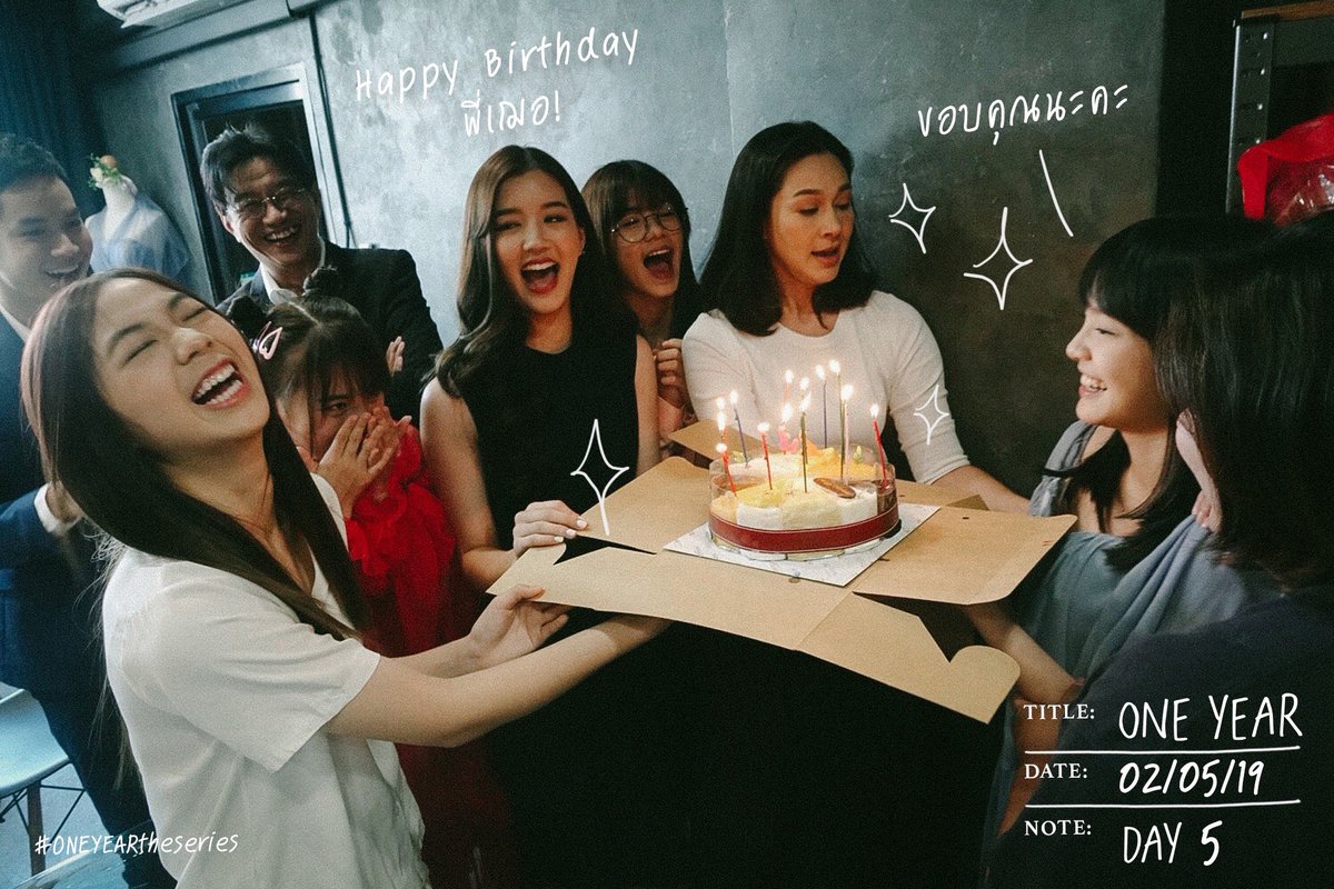 PPRONI_PZ's tweet photo. ชอบโทนสีภาพเบื้องหลังของ #ONEYEARtheseries  มากอะคือนักแสดงก็ชอบแล้วนะแต่ด้วยโทนสีกับบรรยกาศน่ารักๆในกองมันยิ่งทำให้ภาพน่าเก็บไว้ทุกภาพเลย #PunBNK48 💛 https://t.co/JxSOnQJsub