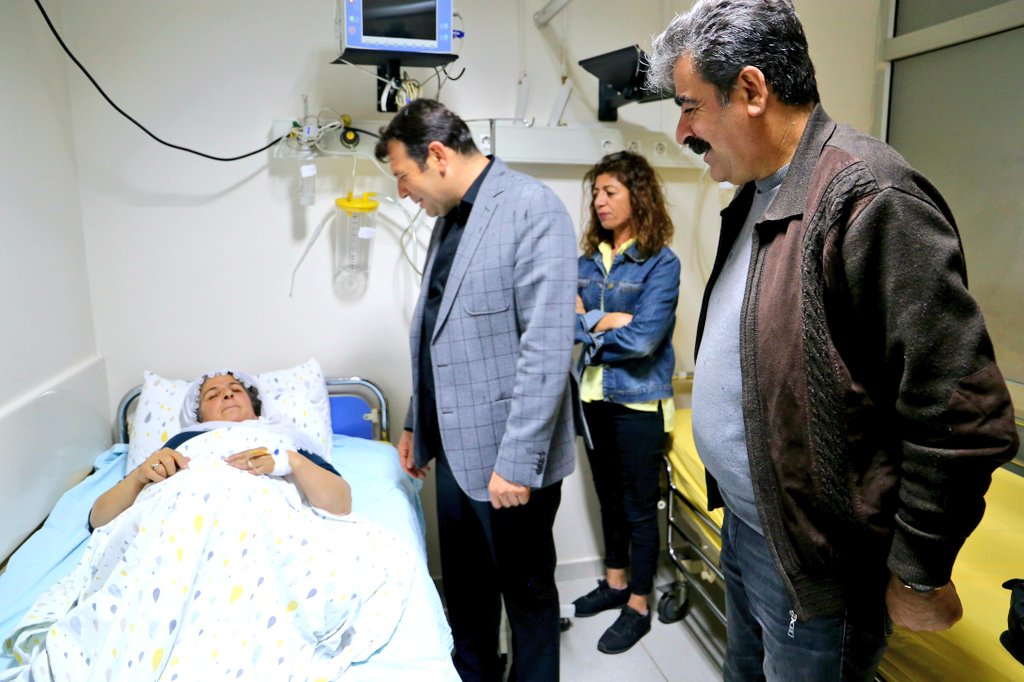 DBP_GenelMerkez's tweet photo. Eş Genel Başkanımız @MehmetArslanDBP ve parti yöneticilerimiz, açlık grevlerine dikkat çekmek için Diyarbakır'da açıklama yapmak isteyen tutuklu yakınlarına dönük polis müdahalesinde yaralanan Barış Annesi Aysel Tufan’ı tedavi altına alındığı hastanede ziyaret etti. https://t.co/Iw15O2ZHwP