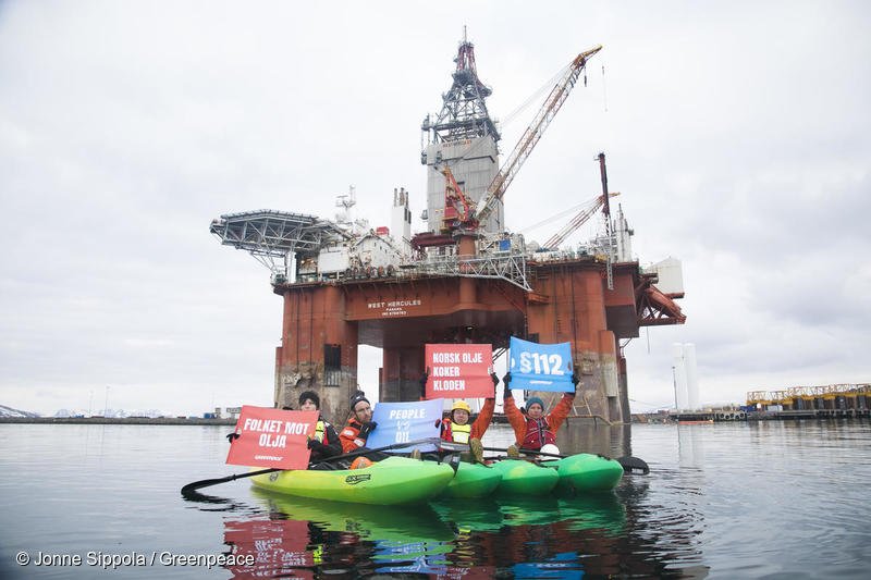 greenpeacefr's tweet image. Quand les géants de l&apos;industrie pétrolière se ruent en #Arctique pour effectuer de nouveaux forages exploratoires, les militant.e.s de Greenpeace sont là pour dénoncer ces activités climaticides. 
#JeudiPhoto #PeopleVsOil