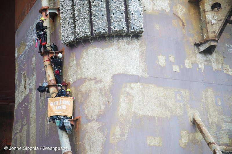 greenpeacefr's tweet image. Quand les géants de l&apos;industrie pétrolière se ruent en #Arctique pour effectuer de nouveaux forages exploratoires, les militant.e.s de Greenpeace sont là pour dénoncer ces activités climaticides. 
#JeudiPhoto #PeopleVsOil