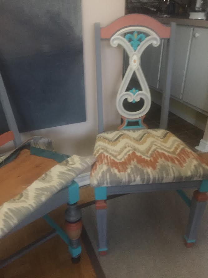 CreativeAgeLdn's tweet photo. Decorative painting at the Creative Age Art Studio in Thames Centre - fun and funky creations. #creativeaging #funkyfinds #upcycle https://t.co/cdAllJKpzX