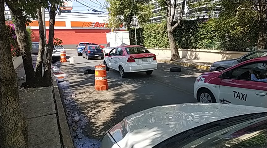idelucio's tweet photo. @UCS_GCDMX Por favor su apoyo para retirar objetos para apartar la calle. Por la noche, los almacenan en la camioneta que se ve en la foto, por la mañana cobran por estacionarse. Tienen un puesto en la calle adelante de la misma camioneta. https://t.co/B5Q3W4IKh5