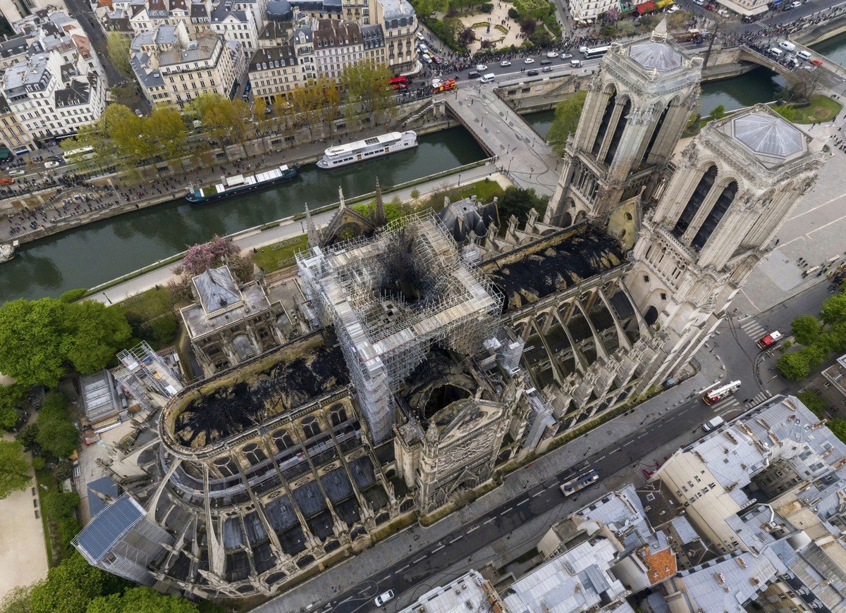 UmaGotaNoOceano's tweet photo. O telhado de #NotreDame pode renascer das cinzas com a ajuda do #StudioNAB, de #Paris. Os designers querem transformar o topo da #catedral numa #estufa #sustentável, com aulas de #agriculturaurbana, #horticultura e #permacultura, além de um #apiário. https://t.co/GaQTUWubKp https://t.co/Q4lM3GvFVr