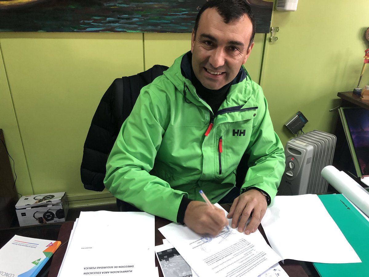 En el marco de nuestro programa #CastroSustentable firmamos convenio con Municipalidad de Dalcahue (6ta comuna ) con el fin de recibir en Castro envases de vidrios que recuperen en su comuna. El vidrio que está recuperando Castro se reutiliza y con ello seguimos #LimpiandoChiloé.