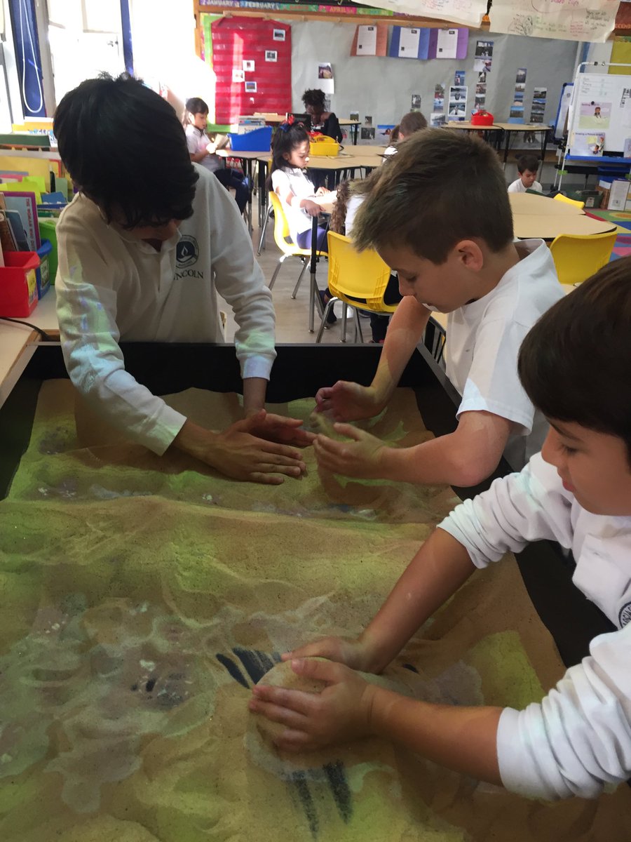 JanBellew44's tweet image. 2A’s turn for the sandbox. I wonder what they will learn about geographical features? Thanks #aelincoln ⁦@mcam_g1⁩ #ARsandbox ⁦@bellew⁩