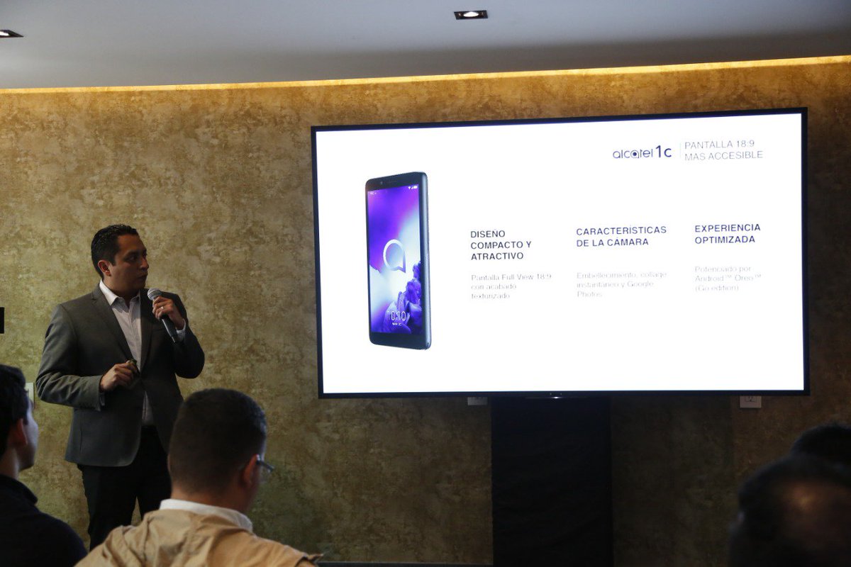 Telcel's tweet photo. Jonathan Ávila, director de producto para Latinoamérica de @AlcatelmobileMX, habla sobre las increíbles características de los nuevos modelos que podrás disfrutar con Telcel: #Alcatel1S y #Alcatel1C. https://t.co/sfwyIK8QiI