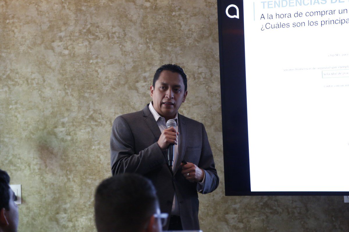 Telcel's tweet photo. Jonathan Ávila, director de producto para Latinoamérica de @AlcatelmobileMX, habla sobre las increíbles características de los nuevos modelos que podrás disfrutar con Telcel: #Alcatel1S y #Alcatel1C. https://t.co/sfwyIK8QiI
