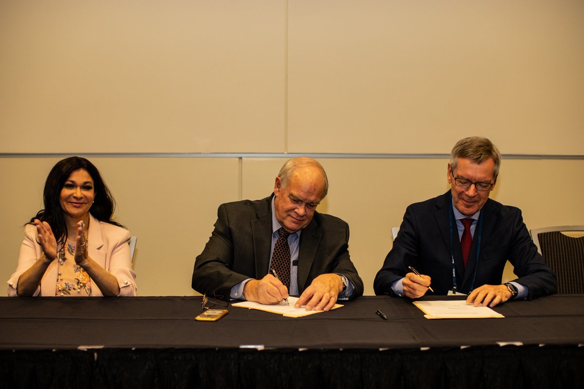 NatEyeInstitute's tweet photo. We’re partnering with @intlcounciloph to offer an NEI fellowship in ophthalmic genetics research — and we made it official at #ARVO19! Learn more about the fellowship: https://t.co/CiMV1d0xlL @ARVOinfo https://t.co/BCvnoMkv1V