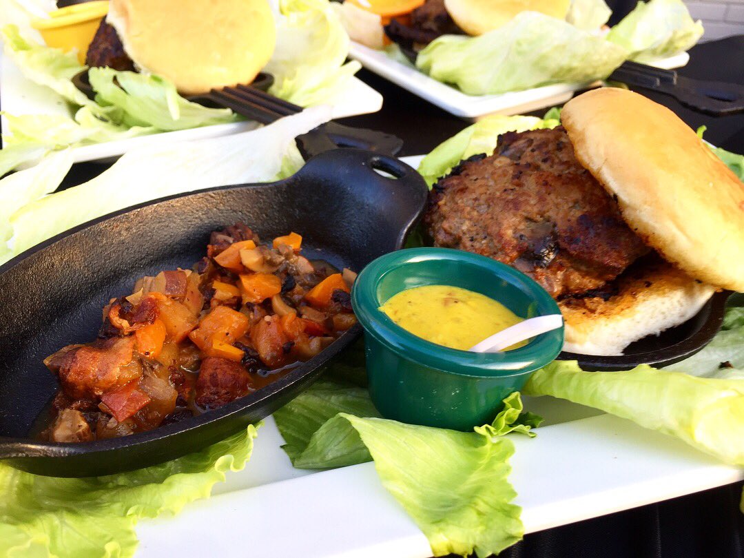 Can you pick the winning Blended Burger? Four fantastic chefs stepped in to the ring in Indy for this classic battle but only one chef can win the judges choice at Culinary Fight Club! <a href="/BullOutdoor/">BULL Outdoor</a> <a href="/SamuelAdamsBeer/">Samuel Adams Beer</a>
 📷: <a href="/ant_kneee/">Anthony Martorina</a>