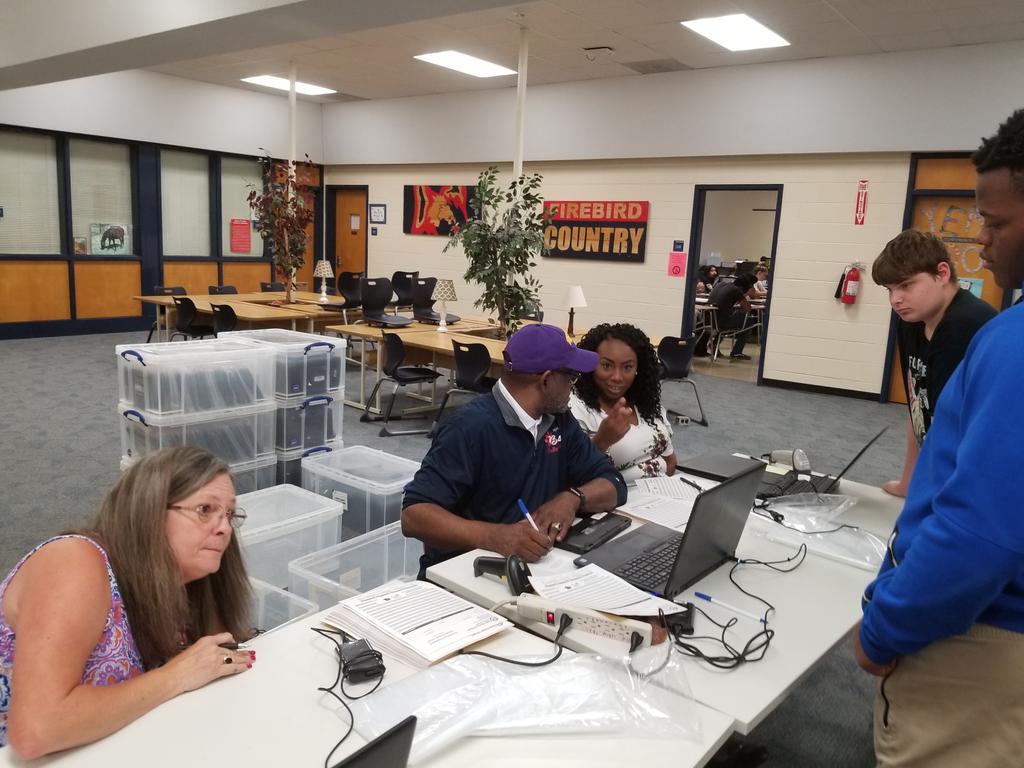 TremainMcQueen's tweet image. NRMPS Technology Services hard at work collecting student devices and prepping them for testing.  2 more days to go! 
@NRMPSBoardofEd @NRMSTechTalk #TechnologyServices #teamwork