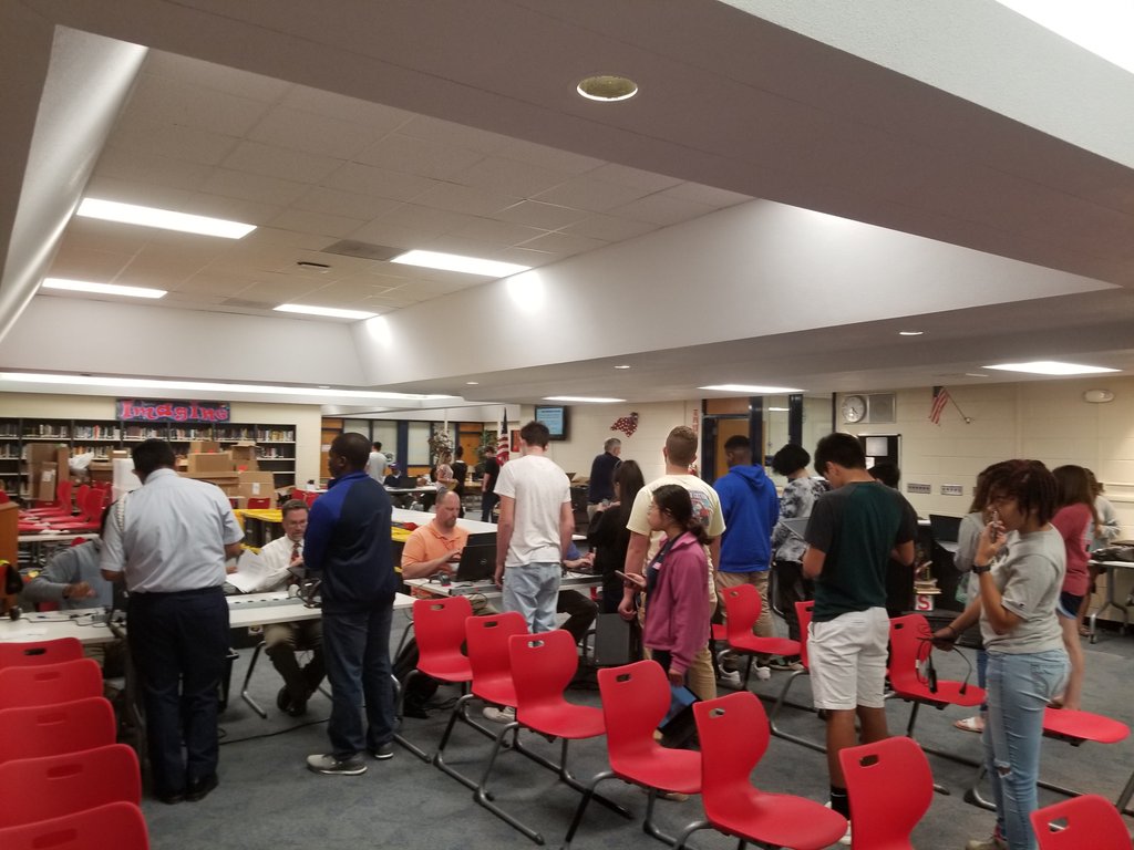 TremainMcQueen's tweet image. NRMPS Technology Services hard at work collecting student devices and prepping them for testing.  2 more days to go! 
@NRMPSBoardofEd @NRMSTechTalk #TechnologyServices #teamwork