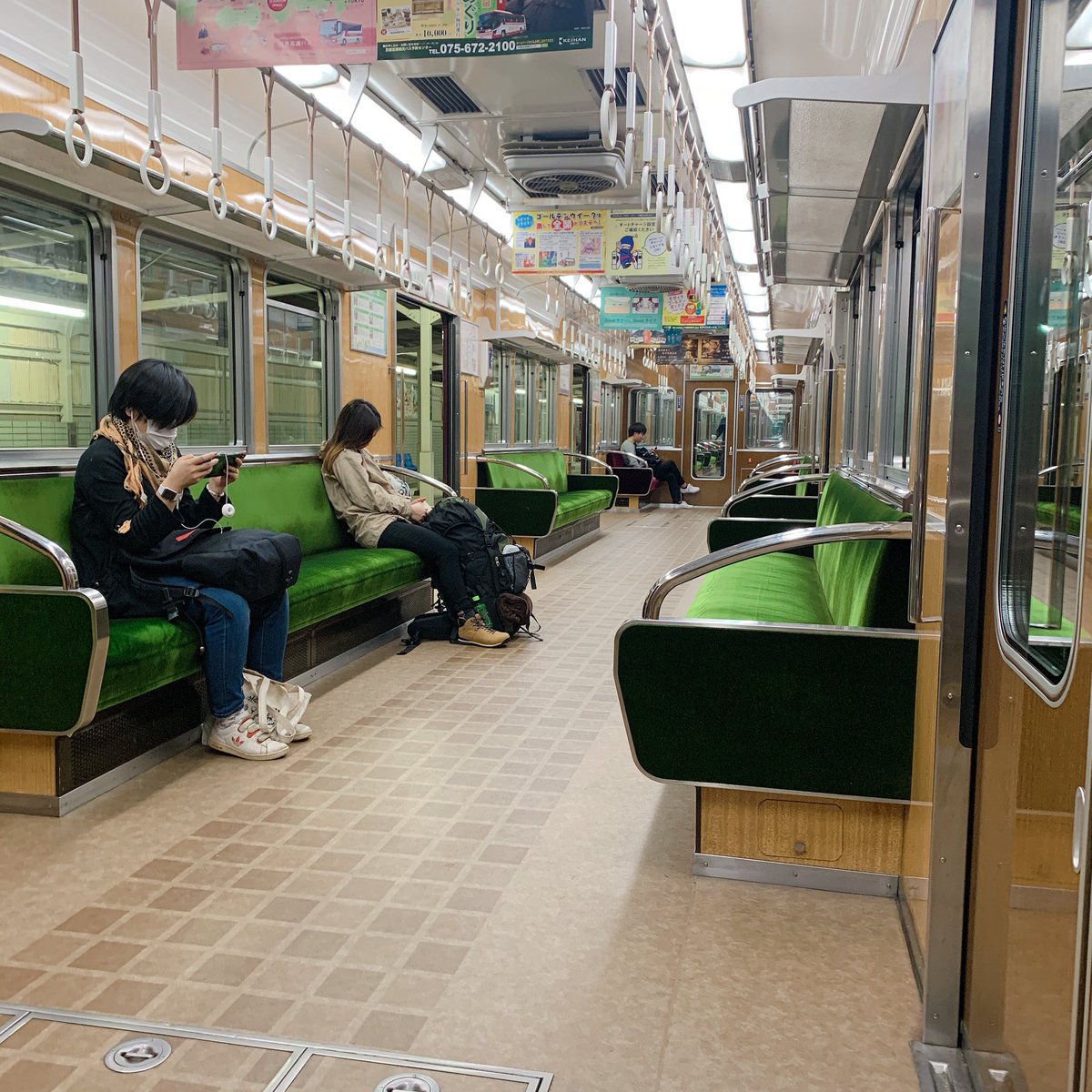 jiniponpokorin's tweet photo. culture shockโอซาก้าอีกอย่าง

นั่งรถไฟกลับบ้านเพื่อน(บ้านนอกมาก บนเขา มีหมี ไม่มีแท็กซี่) เป็นรถไฟเที่ยวสุดท้าย ถึงสถานีก่อนปลายทาง จู่ๆคนขับเปิดประตูออกมา วิ่งไปท้ายขบวน นี่ก็งง เกิดอะไรขึ้น มีคนเป็นลมหรืออะไร แต่ทุกคนนิางมาก เลยถามเพื่อน เพื่อนบอกเค้าไปปลุกคนที่หลับ (ต่อ) https://t.co/gaVt72XNWx