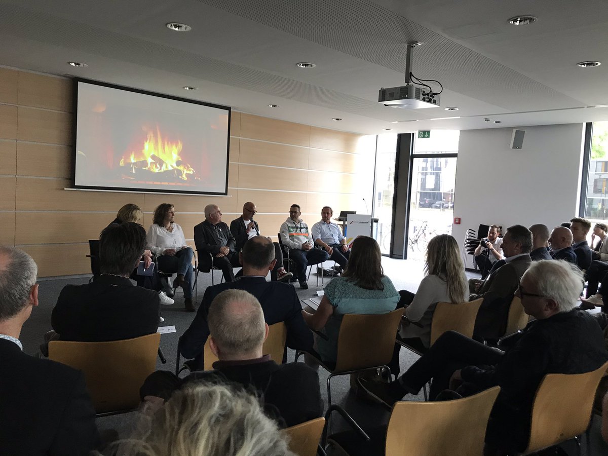 Es wird nochmal feurig beim #NewWork Summit! Bei einem Kamingespräch reden Gabriele Rehbock Kathrin Holzberg, @3kubik, <a href="/winfried_weber/">Winfried Weber</a> und Christian Reschke von der <a href="/kuehlhaus/">kuehlhaus - Digital Experience Agency</a> AG ob wir  NewWork überhaupt wollen! #NWS19