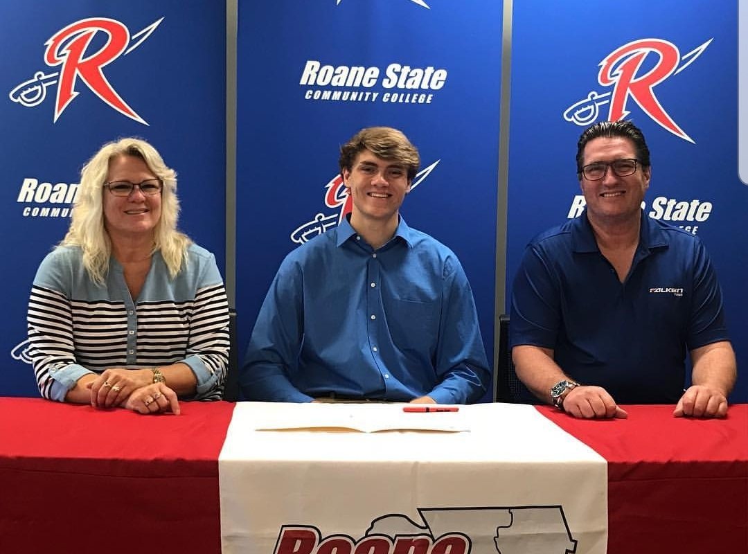 RoaneSportsTN's tweet photo. Congrats to our guy @Aust1n_Brook5 on signing with Berry. #SupportYourRaiders https://t.co/xrQEdHzYam