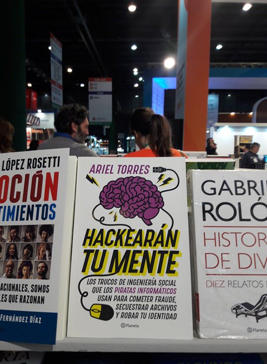 arieltorres's tweet image. Mi último libro, &quot;Hackearán tu Mente&quot;, ¡en la #FeriaDelLibro! Obviamente, en el stand de @PlanetaLibrosAr #HackearanTuMente Fundamental para no caer en las trampas de los piratas informáticos (y, además, muy divertido ;)