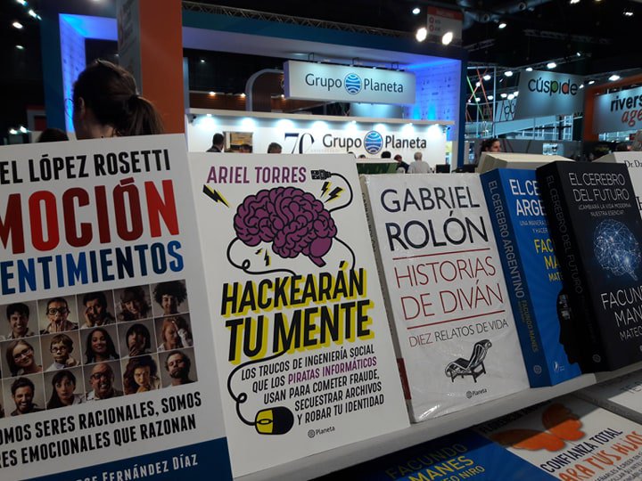 arieltorres's tweet image. Mi último libro, &quot;Hackearán tu Mente&quot;, ¡en la #FeriaDelLibro! Obviamente, en el stand de @PlanetaLibrosAr #HackearanTuMente Fundamental para no caer en las trampas de los piratas informáticos (y, además, muy divertido ;)