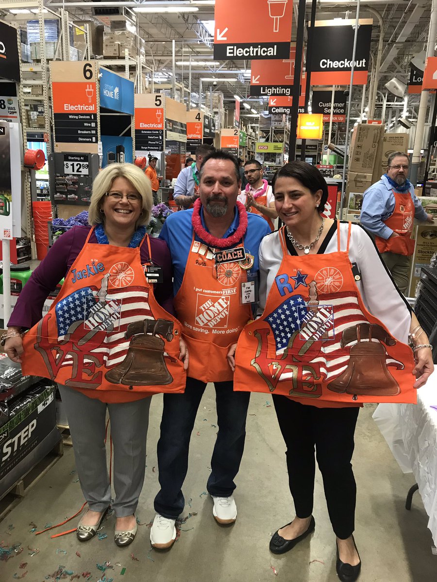 Two Dallas fans showing off their Philly Pride 🧐Great job on the aprons Russ👍