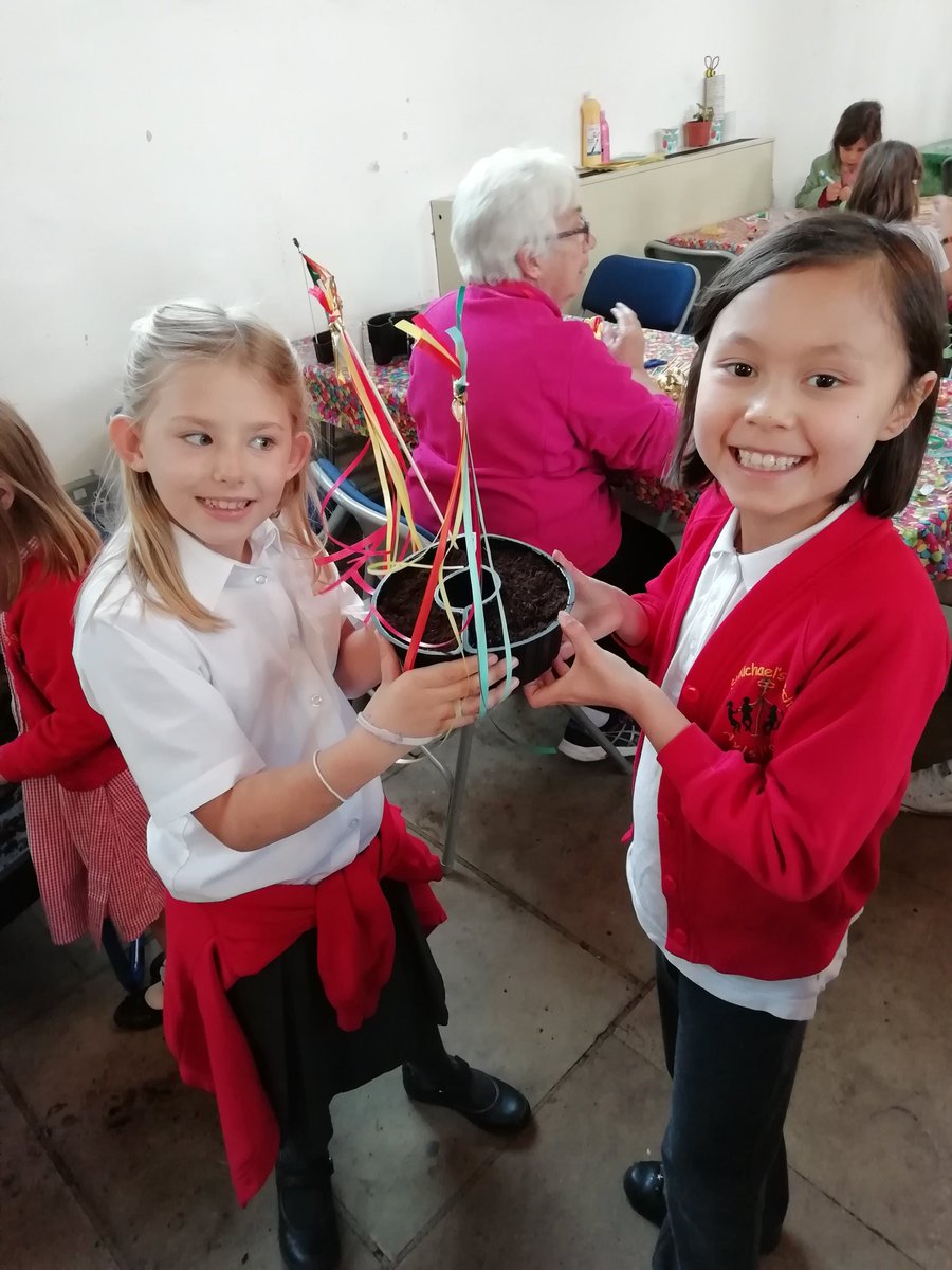 aylshamchurch's tweet photo. Brilliant time at Make&amp;Take #AfterSchool Club this afternoon.  Planting 🌻, crafts🎨, food🍪 &amp; hockey 🏒 Thanks to our fantastic #volunteers who help every week. @DioceseNorwich @DioceseNorCYF @churchofengland #ruralmission #parishlife #notjustsundays @AStMichaelsSch https://t.co/0wzjBUBQZd